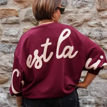 « C’est la vie », BACK IN STOCK. Vos sweats préférés sont de retour ! Une touche de bonne humeur pour vos looks de tous les jours