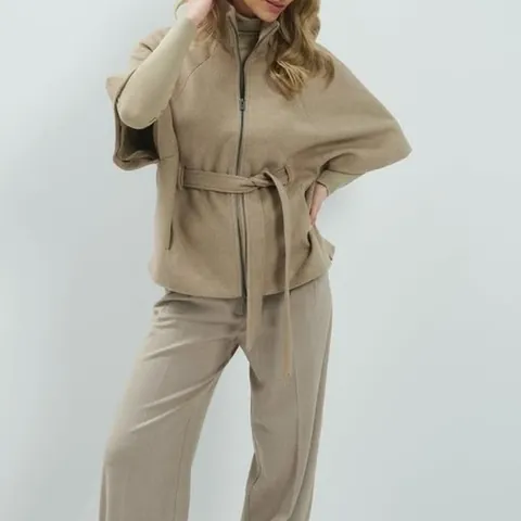 YAYA. La suite des nouveautés YAYA. Un pantalon souple, un pantalon coupe ballon, une jupe midi simili cuir et un jean taille haute