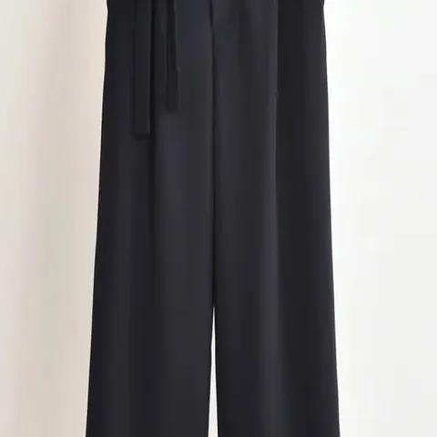 Ils sont de retour. Les pièces que vous aimez tant sont de nouveau là. • Pantalon de tailleur Tara en marine, dans toutes les tailles