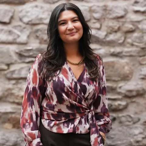 L'imprimé qui fait toute la tenue. On adore cette blouse cache-cœur aux nuances de prune, rose et bordeaux