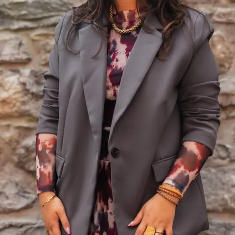 Le blazer gris, une valeur sûre. Il fait partie de ces pièces qu'on aime retrouver saison après saison