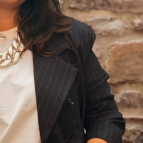 Le blazer à fines rayures, revisité. Une jolie coupe cintrée, un double boutonnage et ces fines rayures qui lui donnent beaucoup d'allure