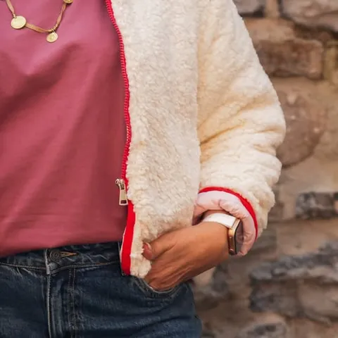Un peu de douceur dans le dressing d'automne. On a craqué pour cette veste écrue à l'effet bouclette et ses jolies finitions contrastées