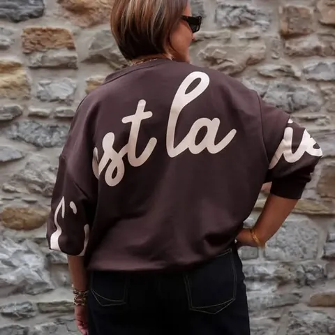 BACK IN STOCK. Il est de retour ! Notre sweat-shirt en coton « C'est la vie » est de nouveau là