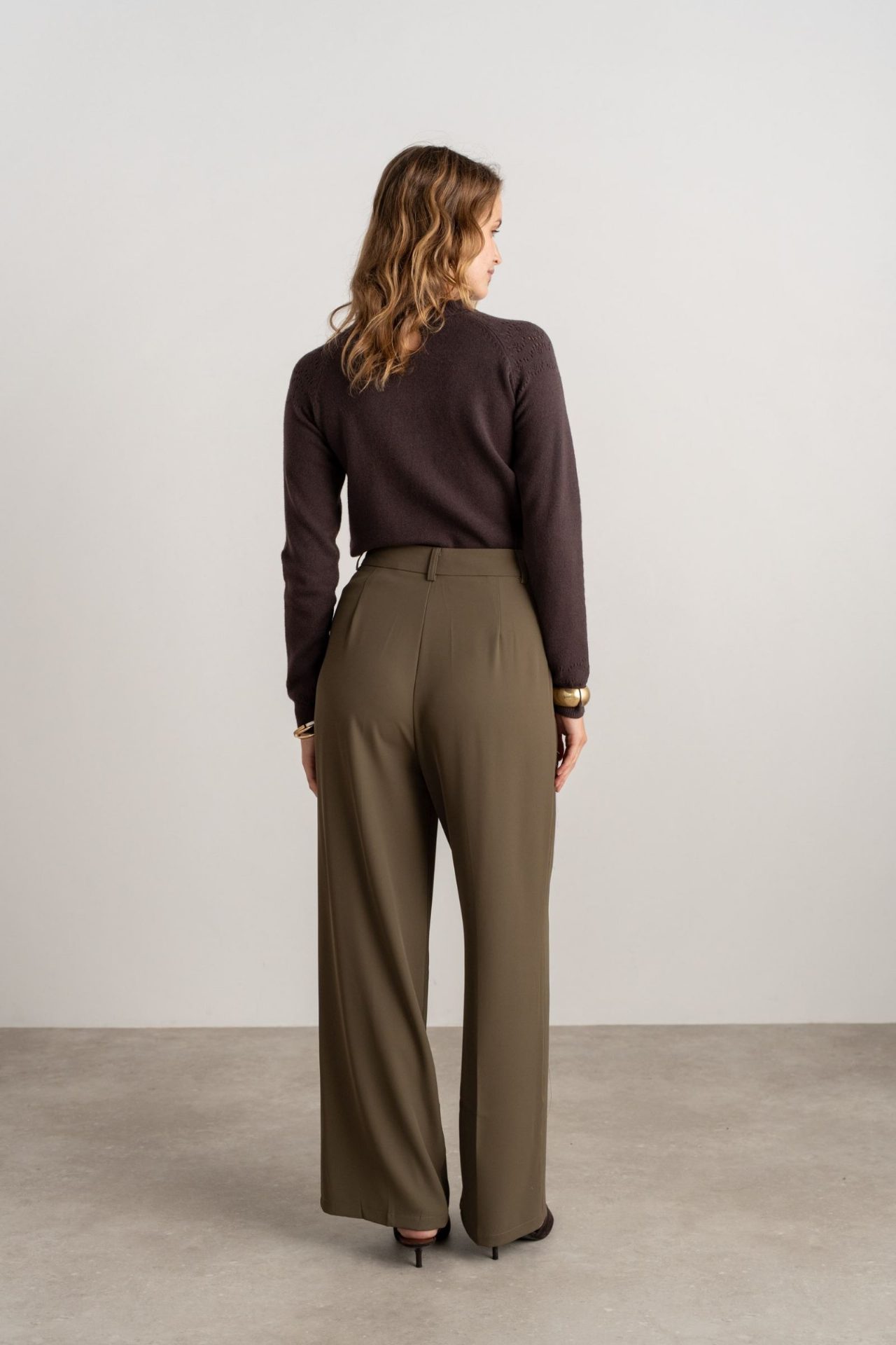 Pantalon de tailleur fluide avec plis plats - Pina - Kaki (6)