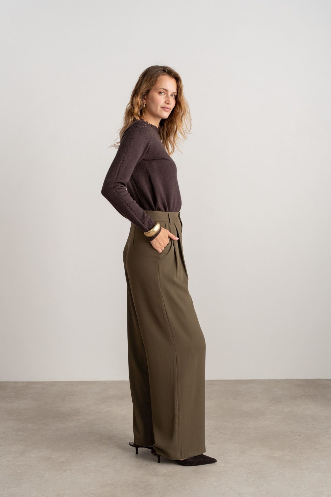 Pantalon de tailleur fluide avec plis plats - Pina - Kaki (7)