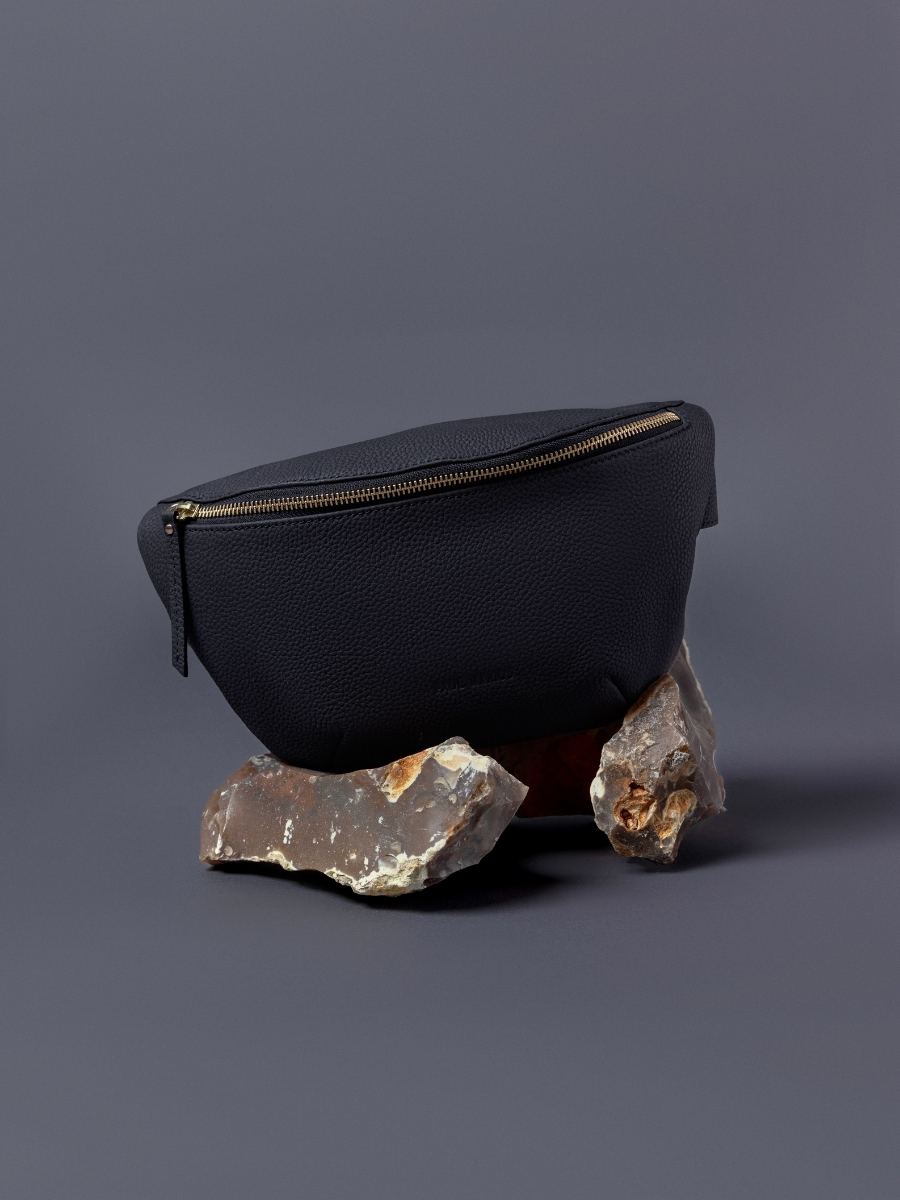 LaBanane Noir Charbon - sac banane en cuir noir (5)