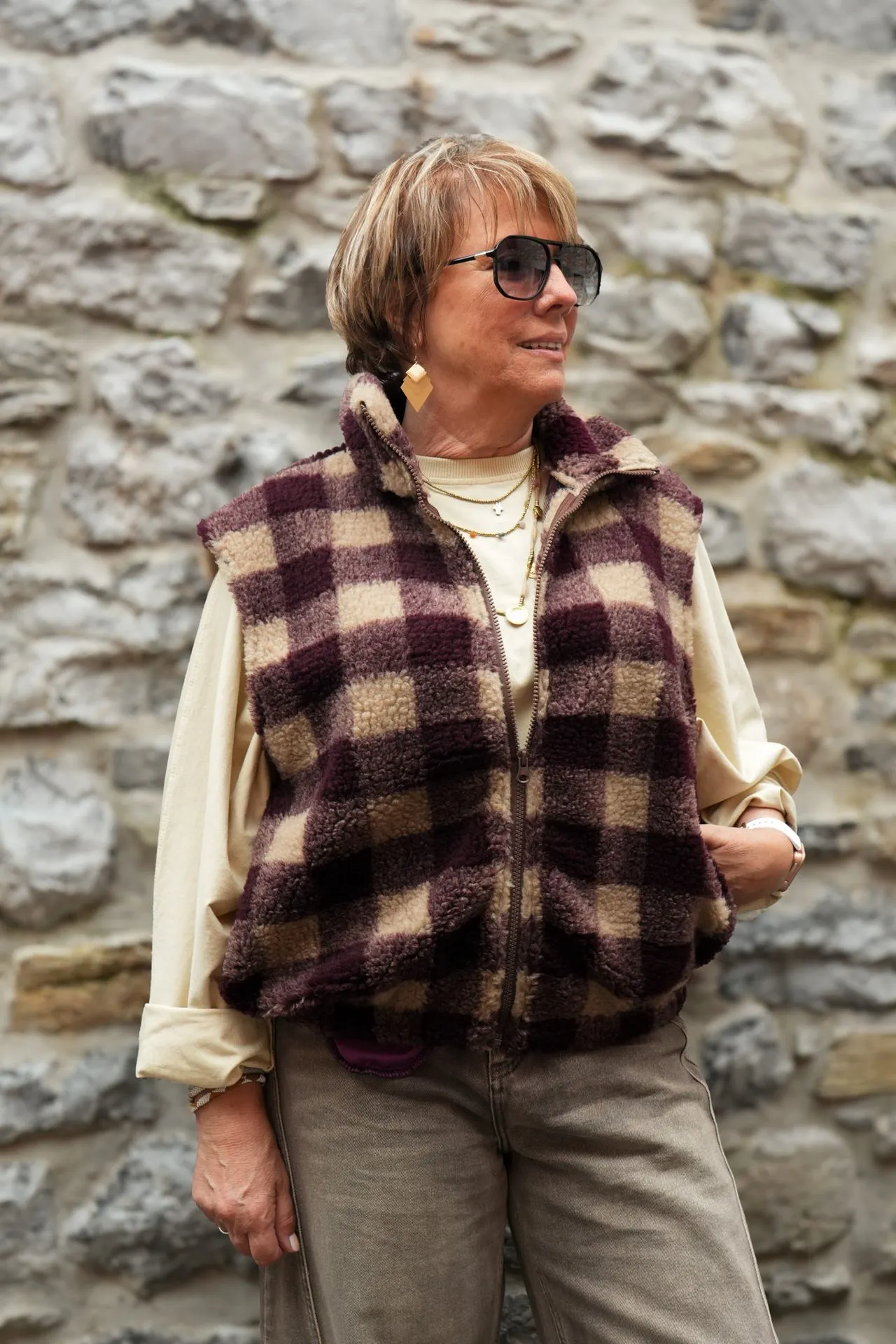 Gilet sherpa à carreaux - Bordeaux et beige (vue 2)