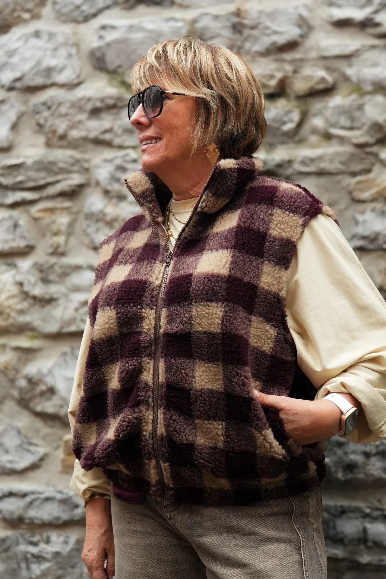 Gilet sherpa à carreaux - Bordeaux et beige (vue 4)