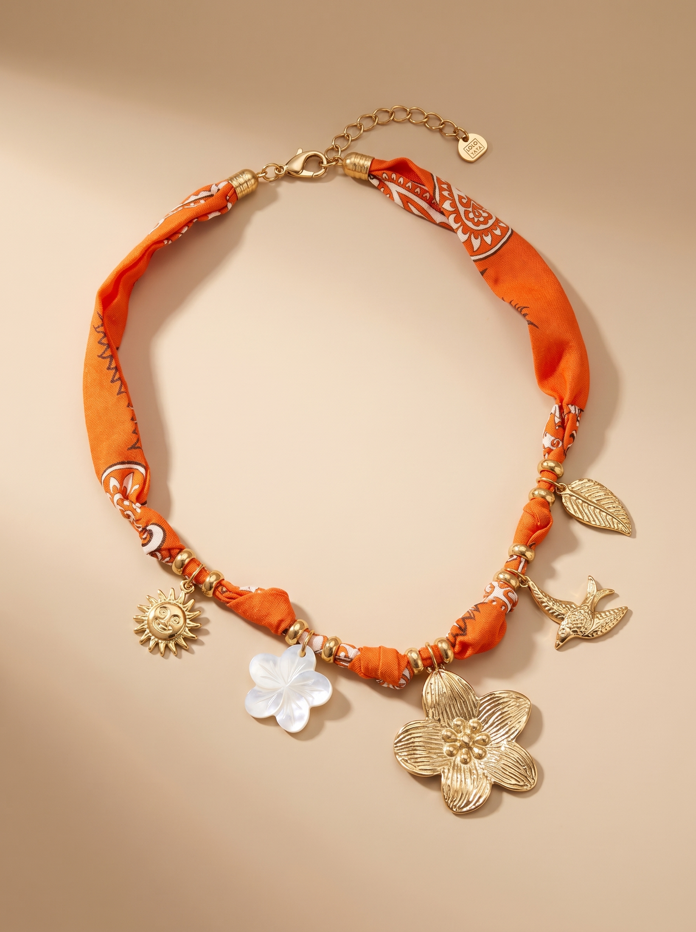 Collier en tissu avec charms fleur - Adhara - Corail