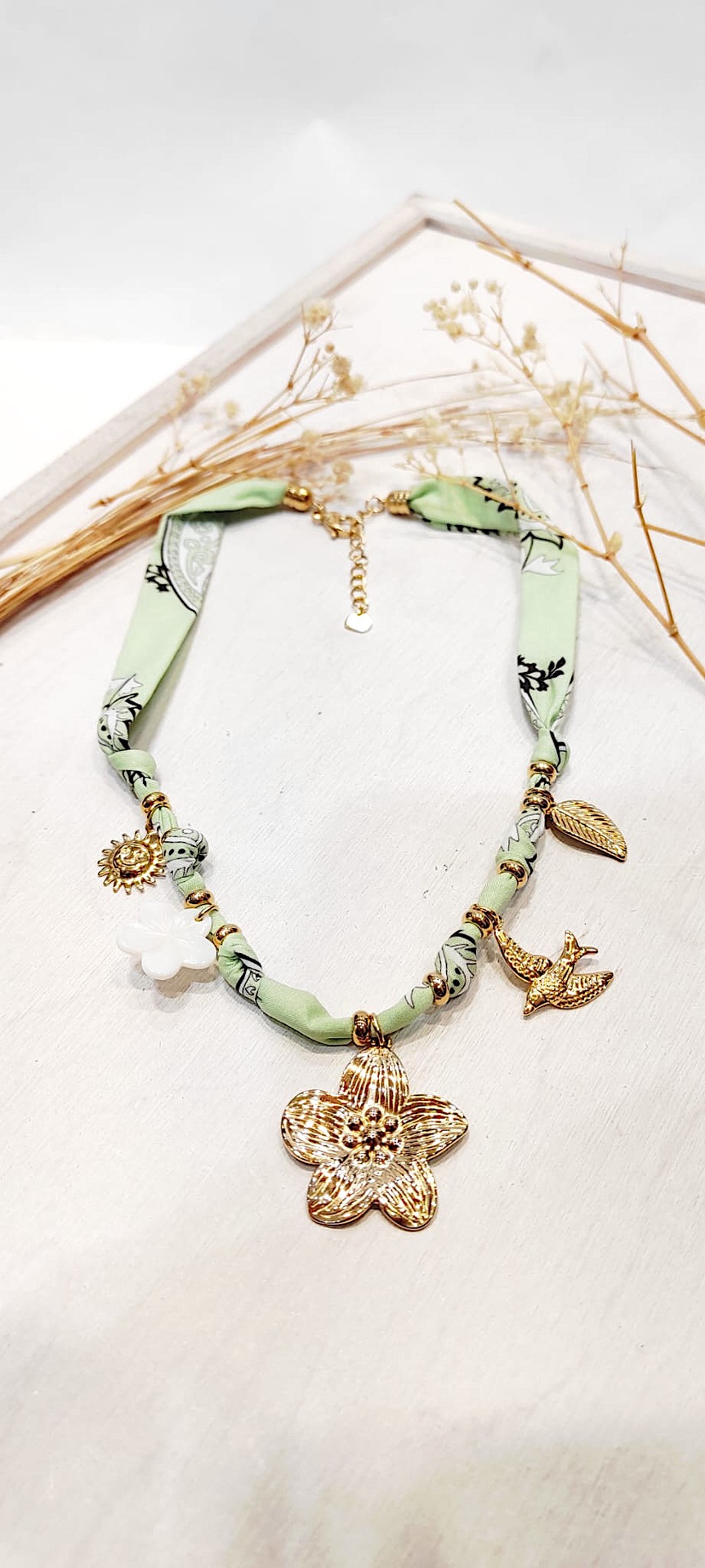 Collier en tissu avec charms fleur - Adhara - Vert clair