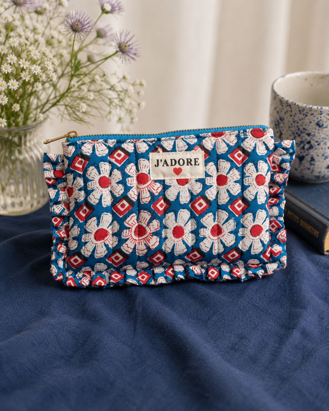 Trousse matelassée à volants - J'adore - Fleurs bleu
