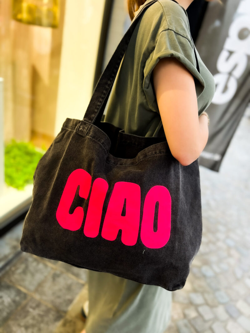 sac en toile jeans avec serigraphie une face ciao noir et fuschia 04 scaled