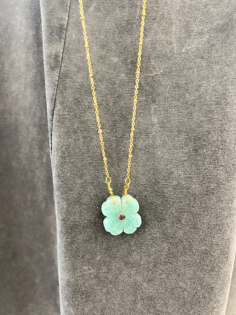 collier avec pendentif et pierres semi precieuses le monde est stone flower amazonite 01