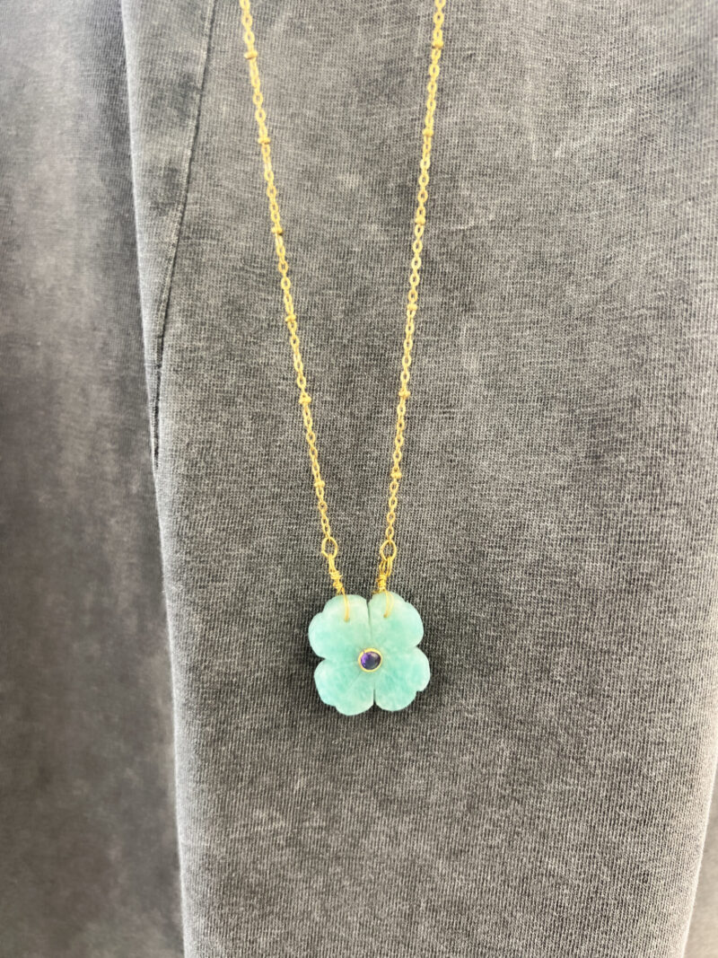 collier avec pendentif et pierres semi precieuses le monde est stone flower amazonite 01 scaled