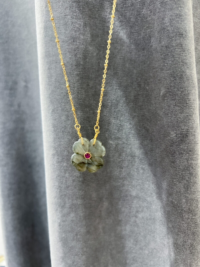 collier-avec-pendentif-et-pierres-semi-precieuses-le-monde-est-stone-flower-gris-labradorite_02 collier avec pendentif et pierres semi precieuses le monde est stone flower gris labradorite 02 scaled