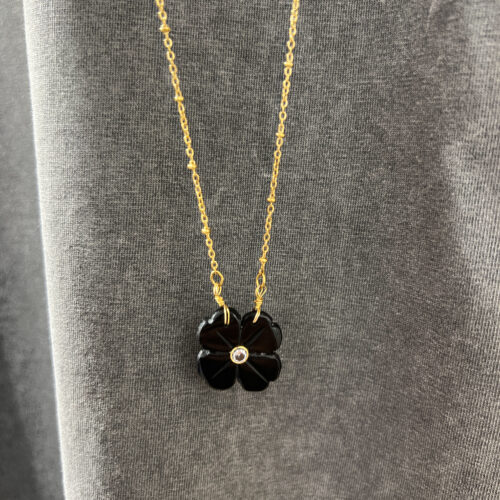 Collier avec pendentif et pierres semi-précieuses - Le monde est stone - FLOWER - Noir Onyx
