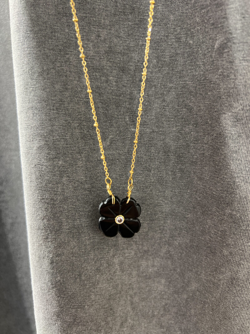 collier avec pendentif et pierres semi precieuses le monde est stone flower noir onyx 02