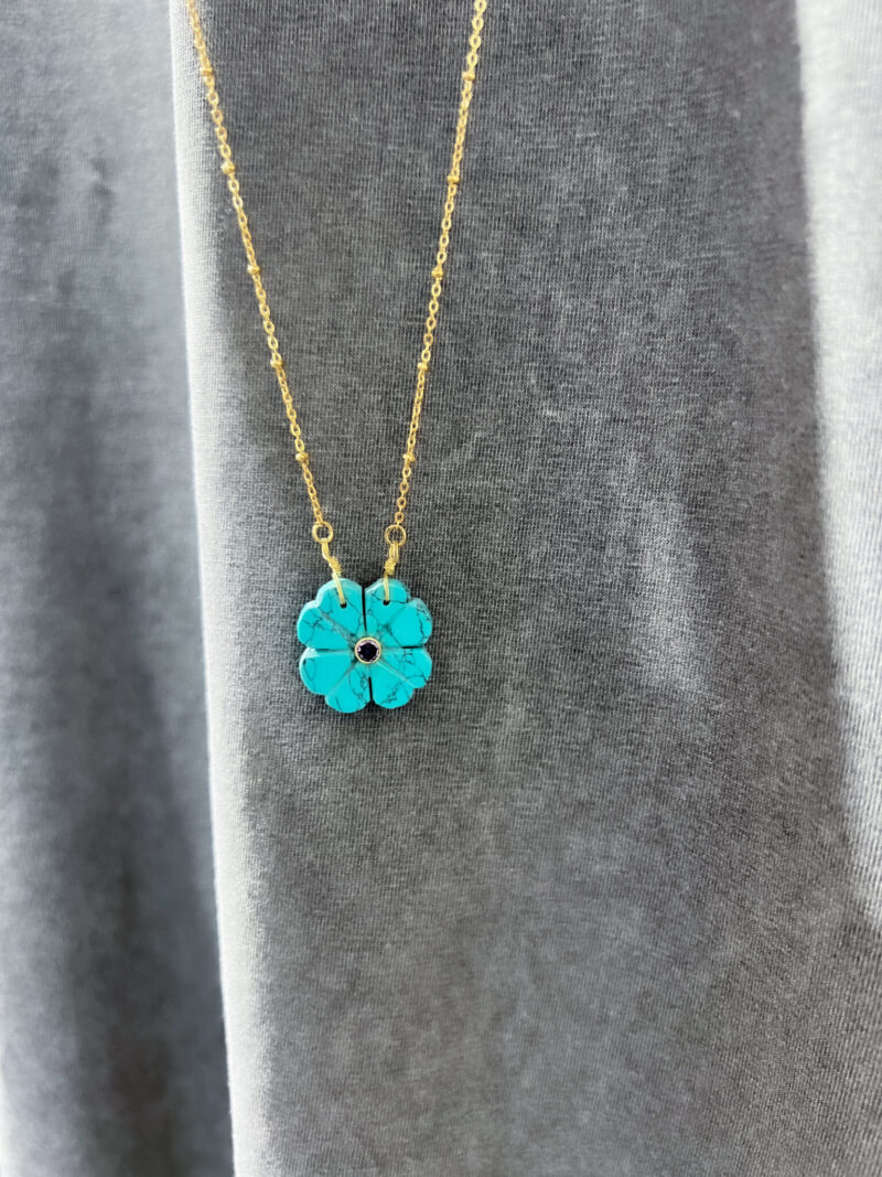 collier avec pendentif et pierres semi precieuses le monde est stone flower turquoise 01 scaled