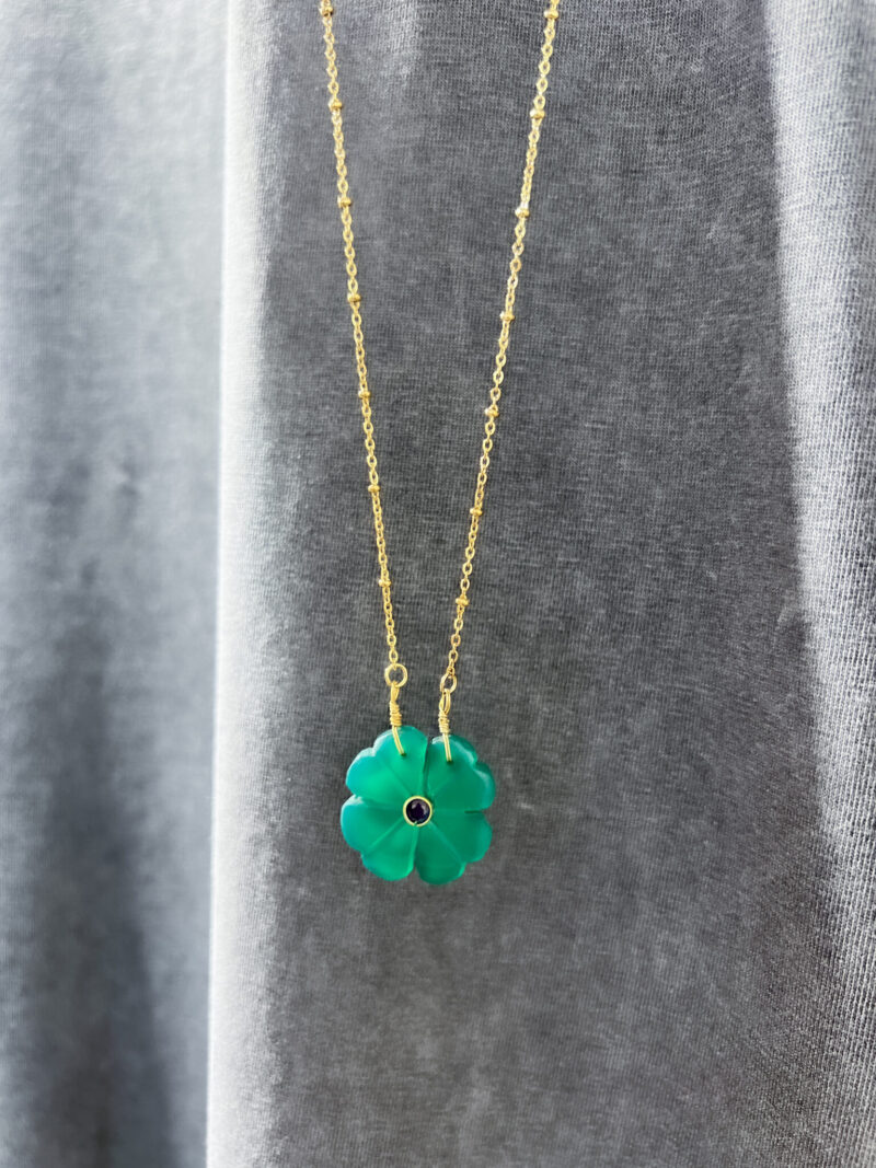 collier avec pendentif et pierres semi precieuses le monde est stone flower vert transparent jade vert 01 scaled