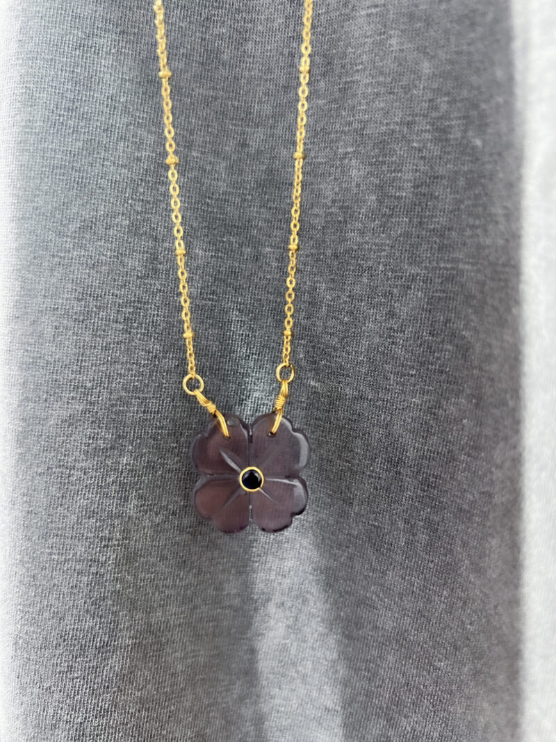 collier avec pendentif et pierres semi precieuses le monde est stone flower violet amethyste 01 scaled