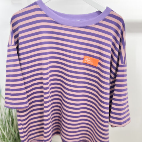 T-shirt ligné coupe droite avec écusson - Dress for yourself - violet et rose