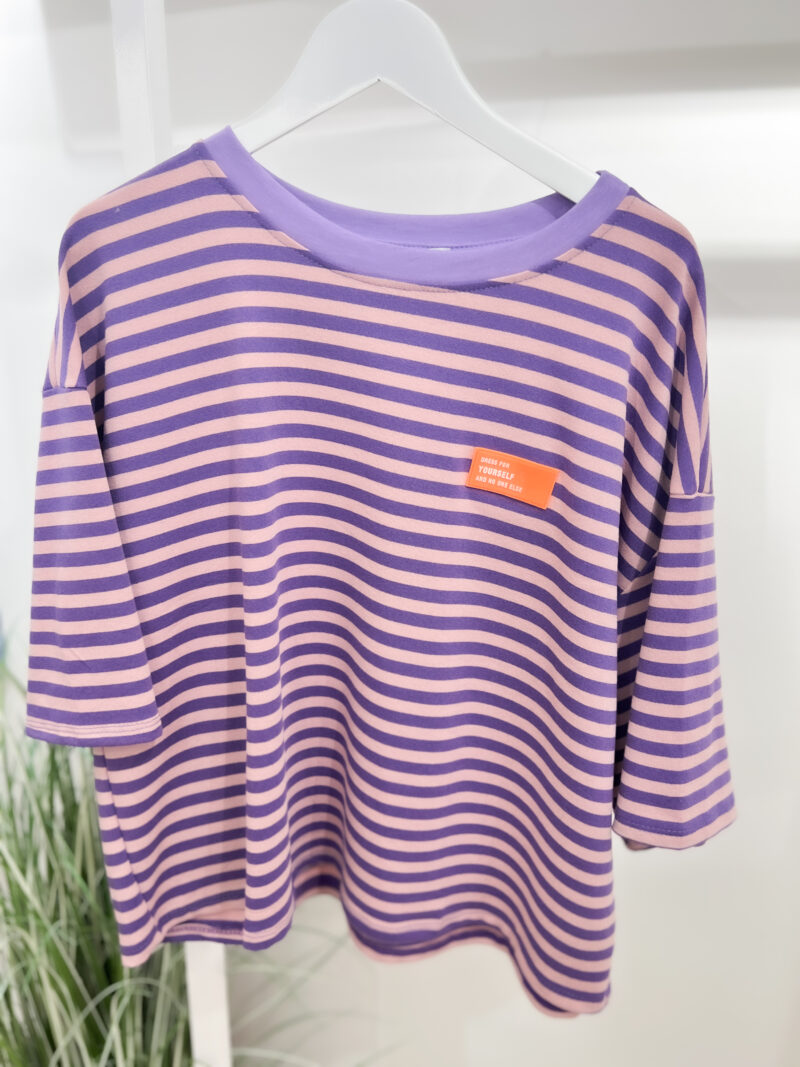 t shirt ligne coupe droite avec ecusson dress for yourself violet et blanc 01