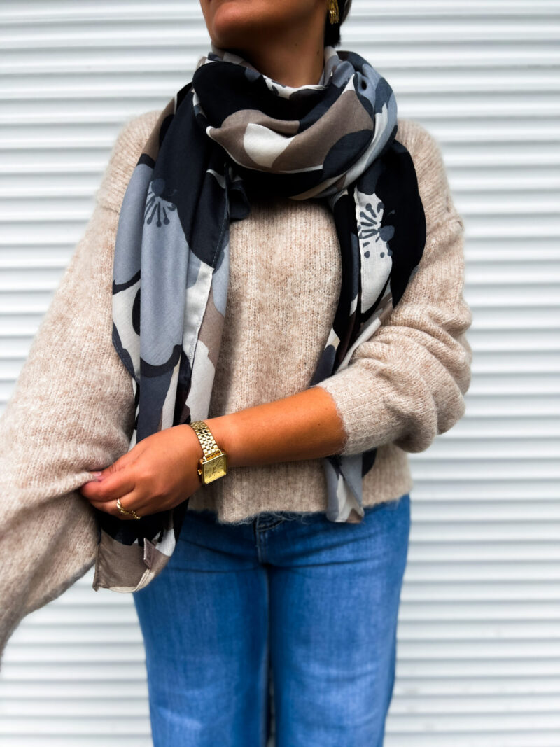 foulard imprime motif fleur multi noir 02 scaled