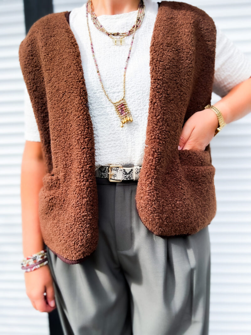 gilet sans manches en teddy doux julia chocolat 02 scaled