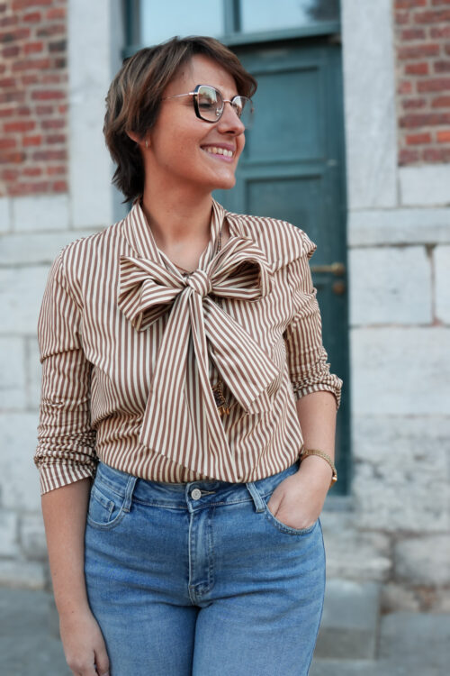 Chemisier ligné avec col lavallière - camel