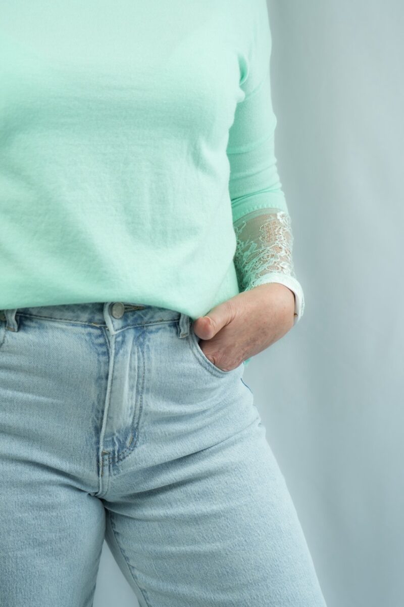 blouse unie avec manches en dentelle alicia vert clair 04