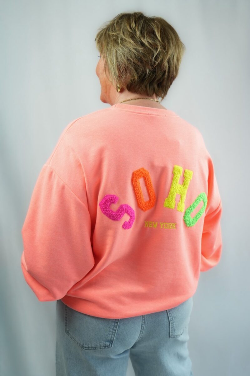 sweat-shirt-col-rond-soho-orange-flocage-multicolore_01 sweat shirt col rond soho orange flocage multicolore 01