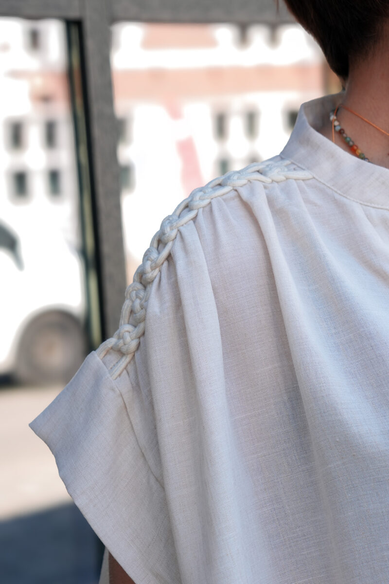 blouse-a-manches-courtes-detail-tresse-ecru_03 blouse a manches courtes detail tresse ecru 03
