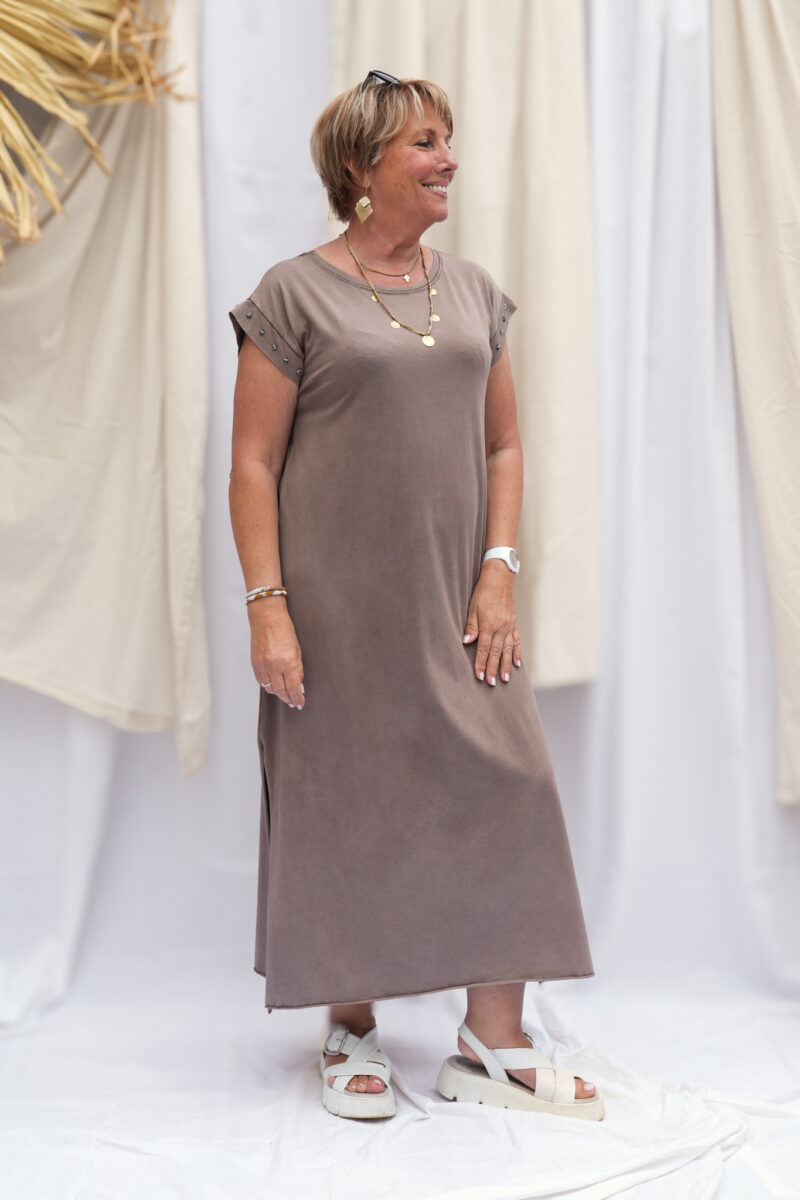 robe longue avec bijoux sur les epaules moka 02