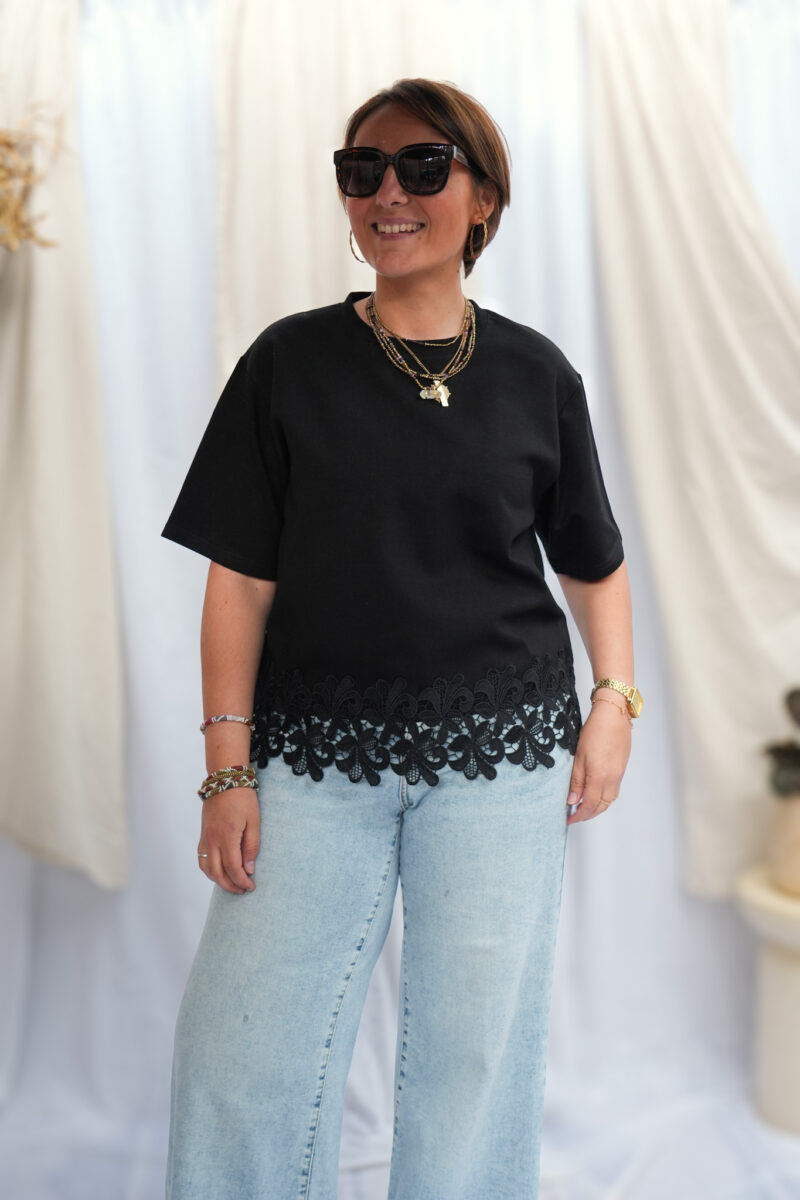 t shirt avec broderie dans le bas noir 04