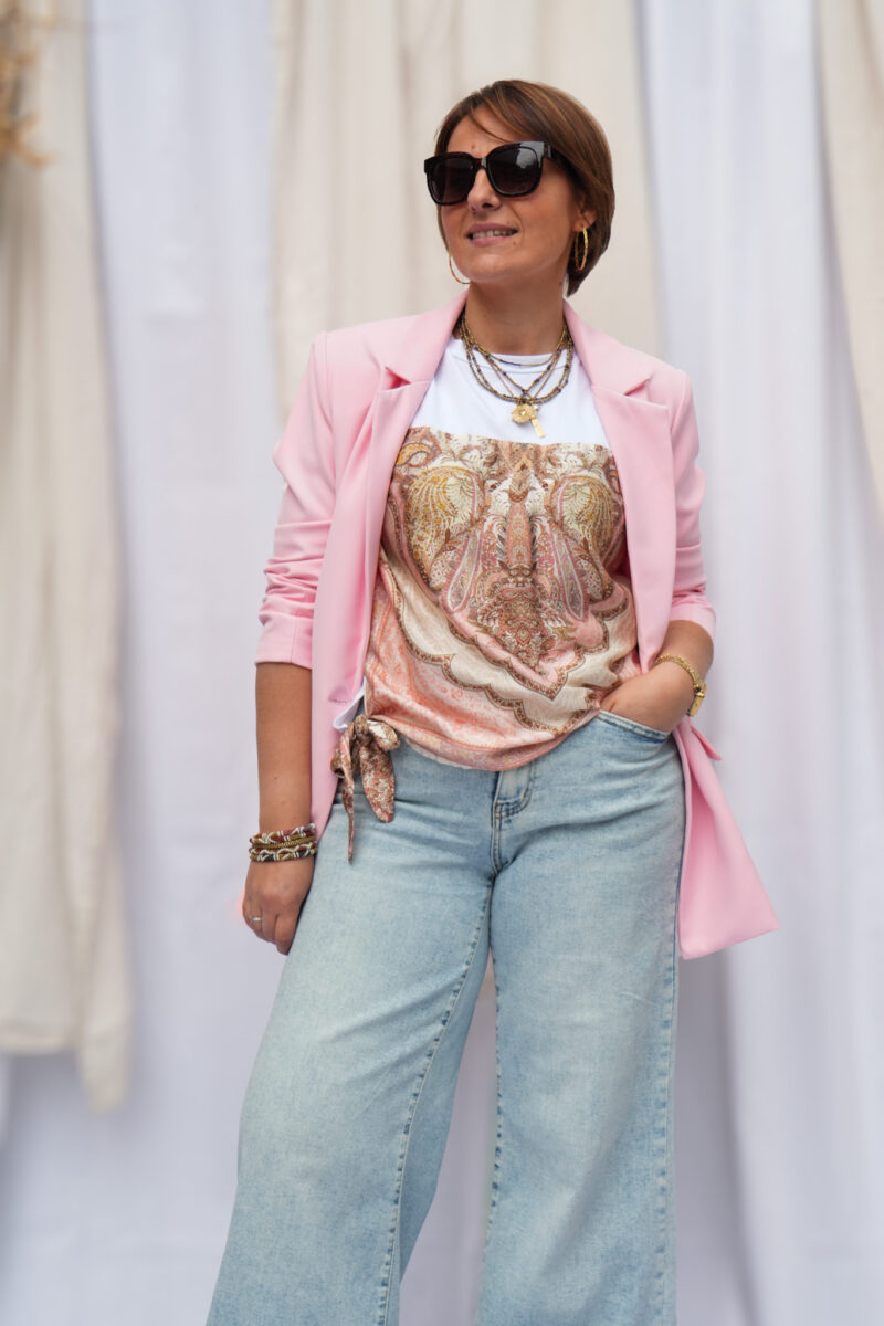 t shirt avec carre de soie imprime rose 04