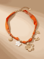 Collier en tissu avec charms fleur - Adhara - Corail