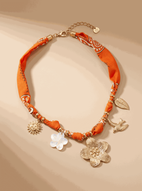 Collier en tissu avec charms fleur - Adhara - Corail