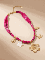 Collier en tissu avec charms fleur - Adhara - Fuchsia