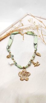 Collier en tissu avec charms fleur - Adhara - Vert clair