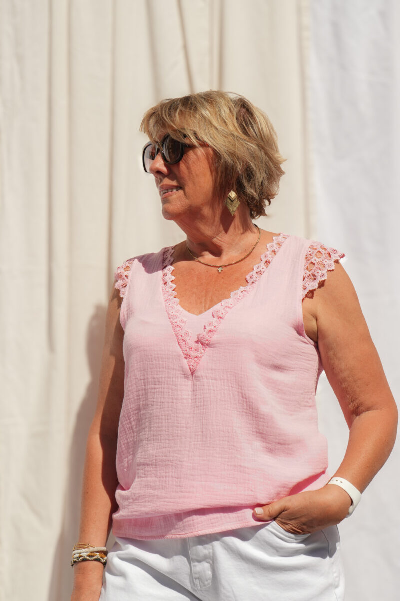 blouse-sans-manche-avec-broderie-rose_05 blouse sans manche avec broderie rose 05
