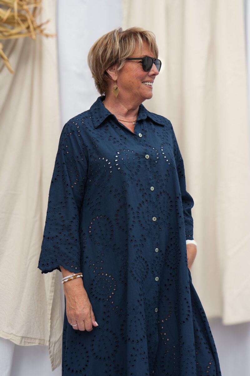 robe chemise en broderie anglaise marine 04