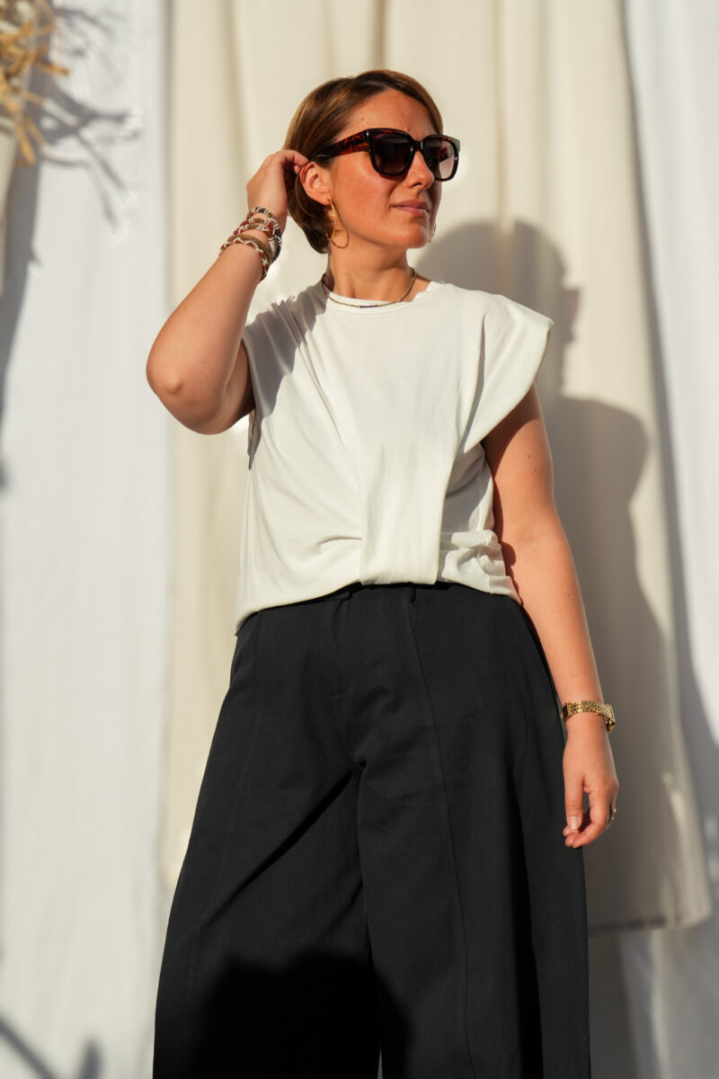 t shirt avec epaulettes et noeud blanc 06